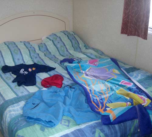 1 chambre avec un grand lit